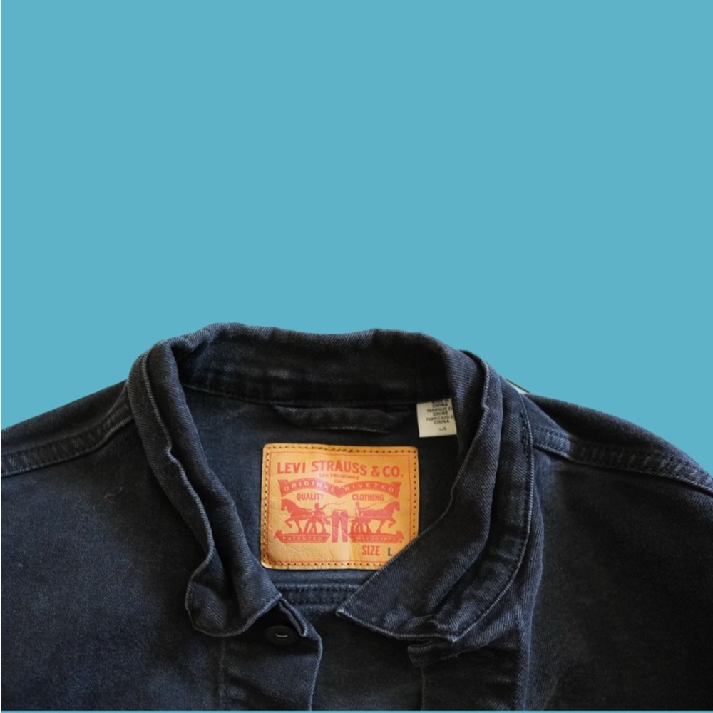 BLACK  LARGE LEVIS JEAN JACKET.